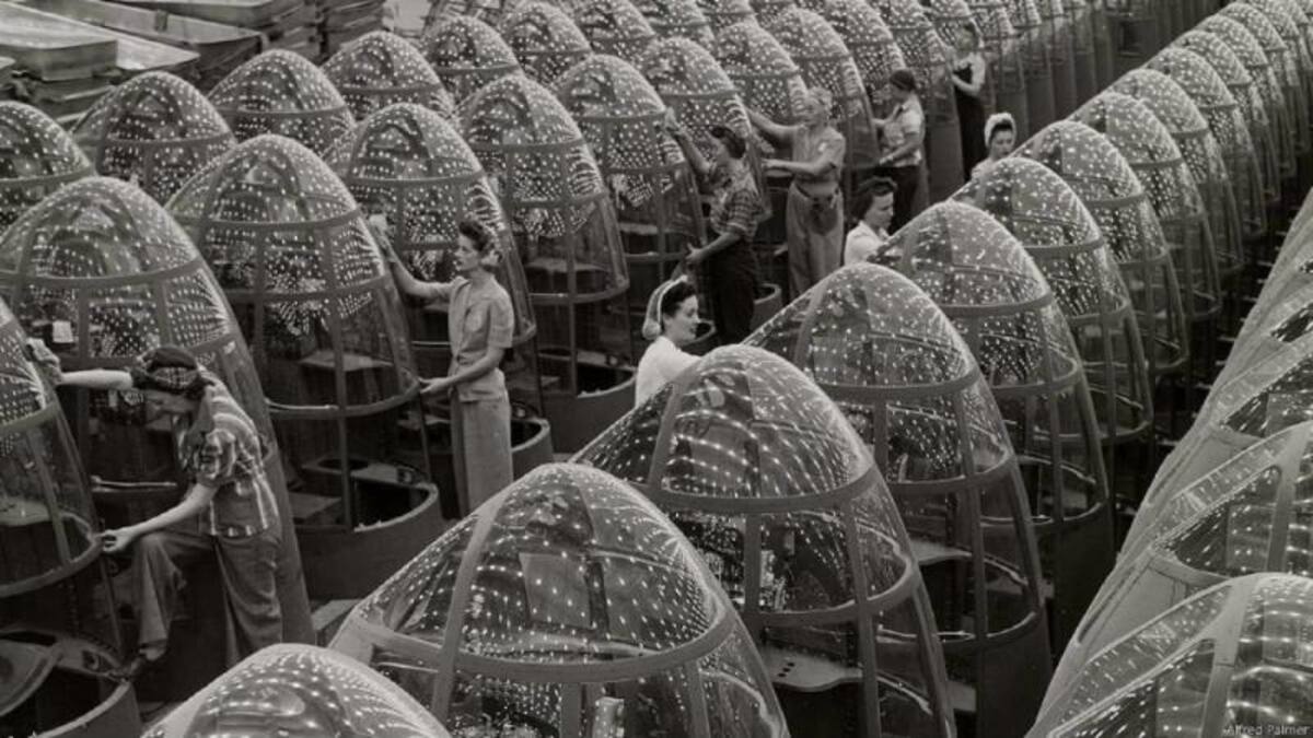 "Una de las razones por las que la exposición es tan grande es porque la guerra es muy complicada y las personas son muy complicadas", dice Michels. En esta extraña imagen se ve a un grupo de mujeres que trabaja en las puntas de varios aviones militares en una planta de Long Beach, California, en 1942.