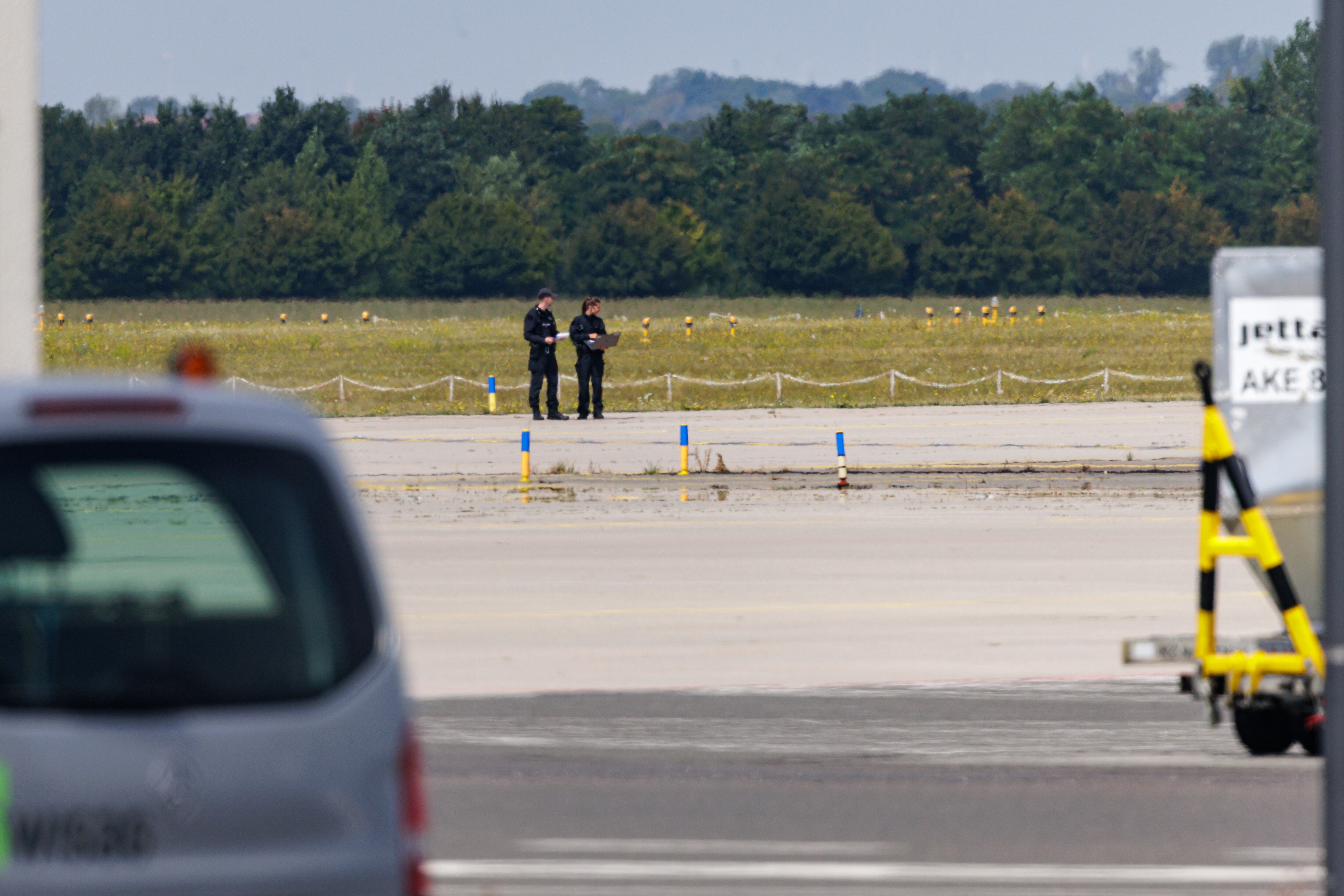 Investigadores policiales trabajan en la plataforma del aeropuerto de Leipzig/Halle, cerca de Leipzig (Alemania), el 5 de agosto de 2026, junto a un avión de carga ucraniano Antonov (no visible en la imagen). (Foto de Jens Schlueter/Getty Images)