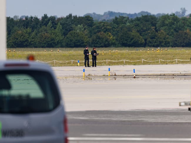 Investigadores policiales trabajan en la plataforma del aeropuerto de Leipzig/Halle, cerca de Leipzig (Alemania), el 5 de agosto de 2026, junto a un avión de carga ucraniano Antonov (no visible en la imagen). (Foto de Jens Schlueter/Getty Images)