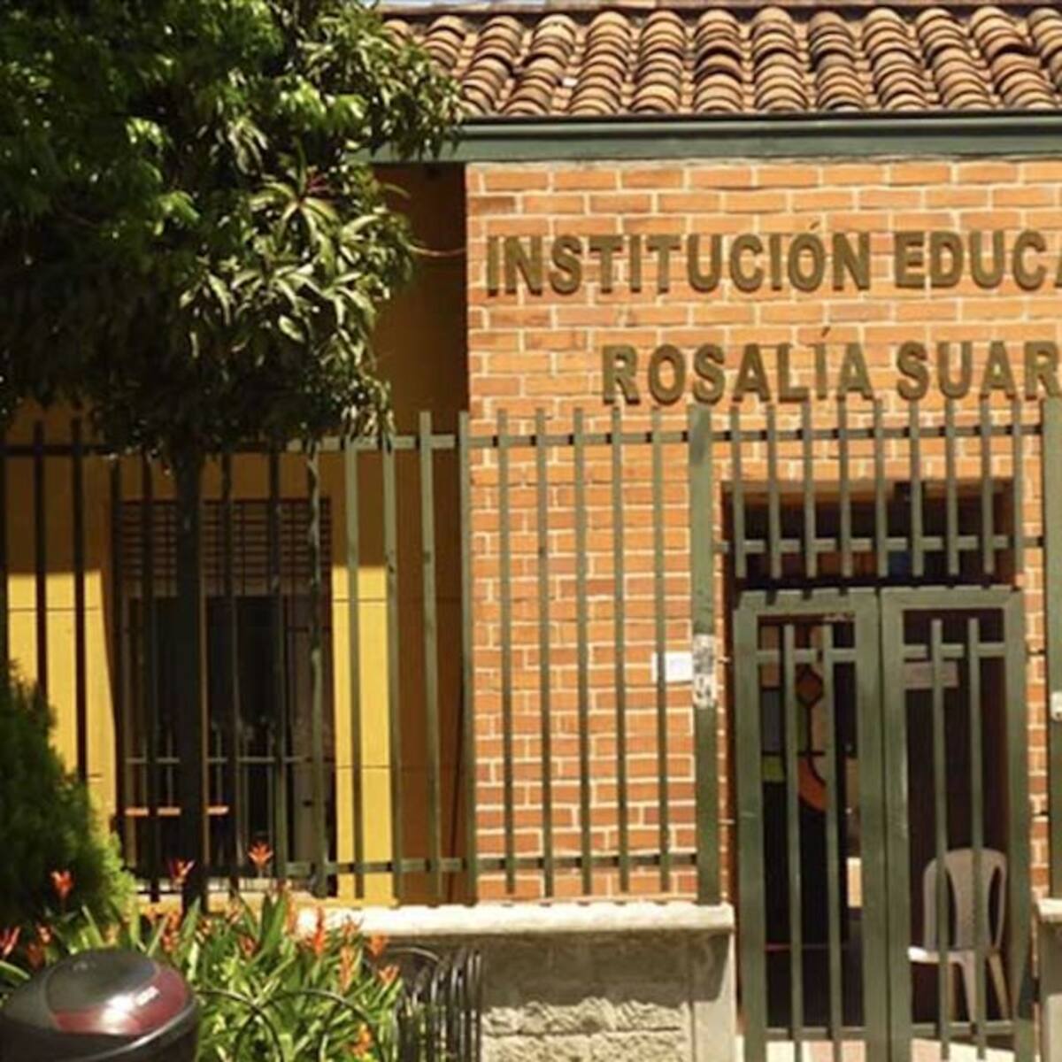 Padres de estudiantes de I.E Rosalía Suárez protestan por maltrato de docente