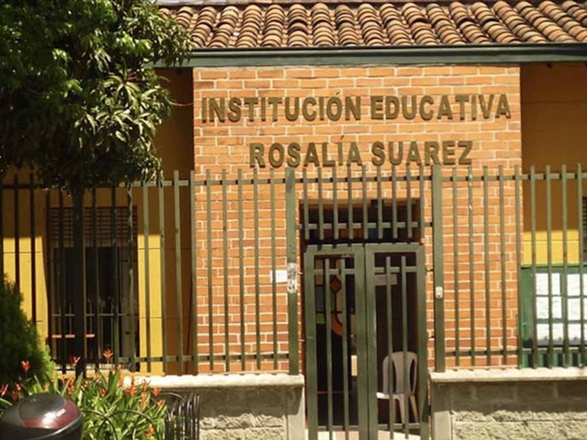 Padres de estudiantes de I.E Rosalía Suárez protestan por maltrato de docente