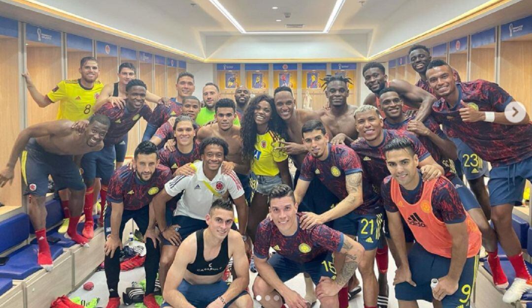 Caterine Ibargüen posa con los jugadores de la Selección Colombia.