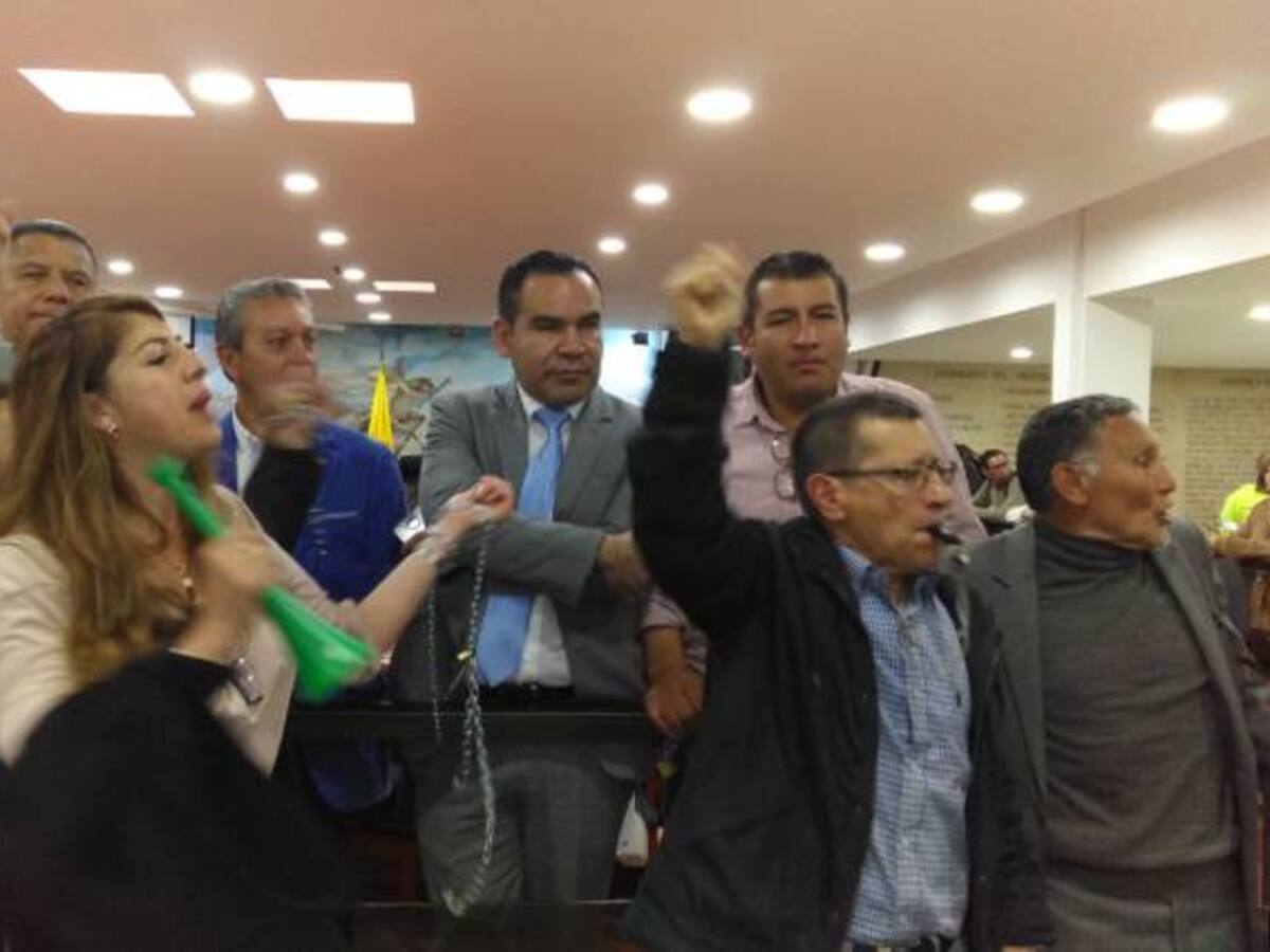 Ciudadanos y concejales se encadenan por alza de predial