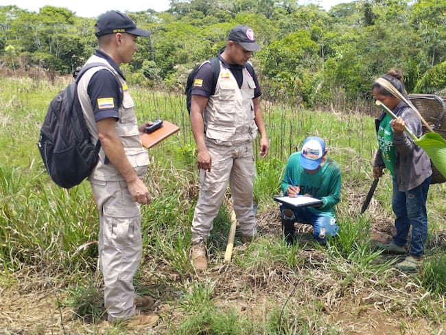 Indígenas del Vaupés reciben capacitación sobre minas antipersonal y cómo evitarlas. Cortesía: Ejército Nacional.