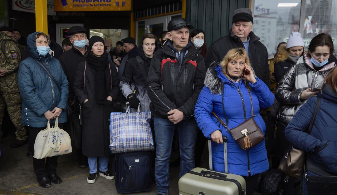 Ciudadanos ucranianos buscan evacuar para estar a salvo de bombardeos