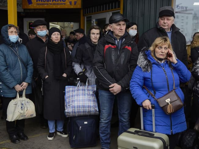 Ciudadanos ucranianos buscan evacuar para estar a salvo de bombardeos