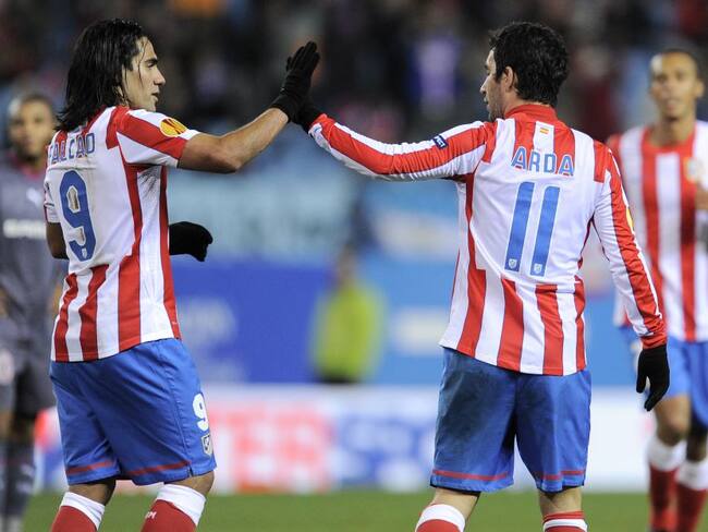 Falcao y Arda Turan celebran durante su época en el Atlético de Madrid.