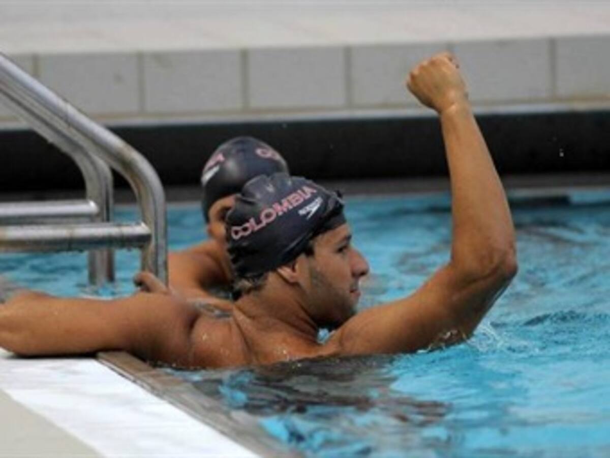 Omar Pinzón conquista oro en 200 metros espalda de Copa Mundo en Singapur