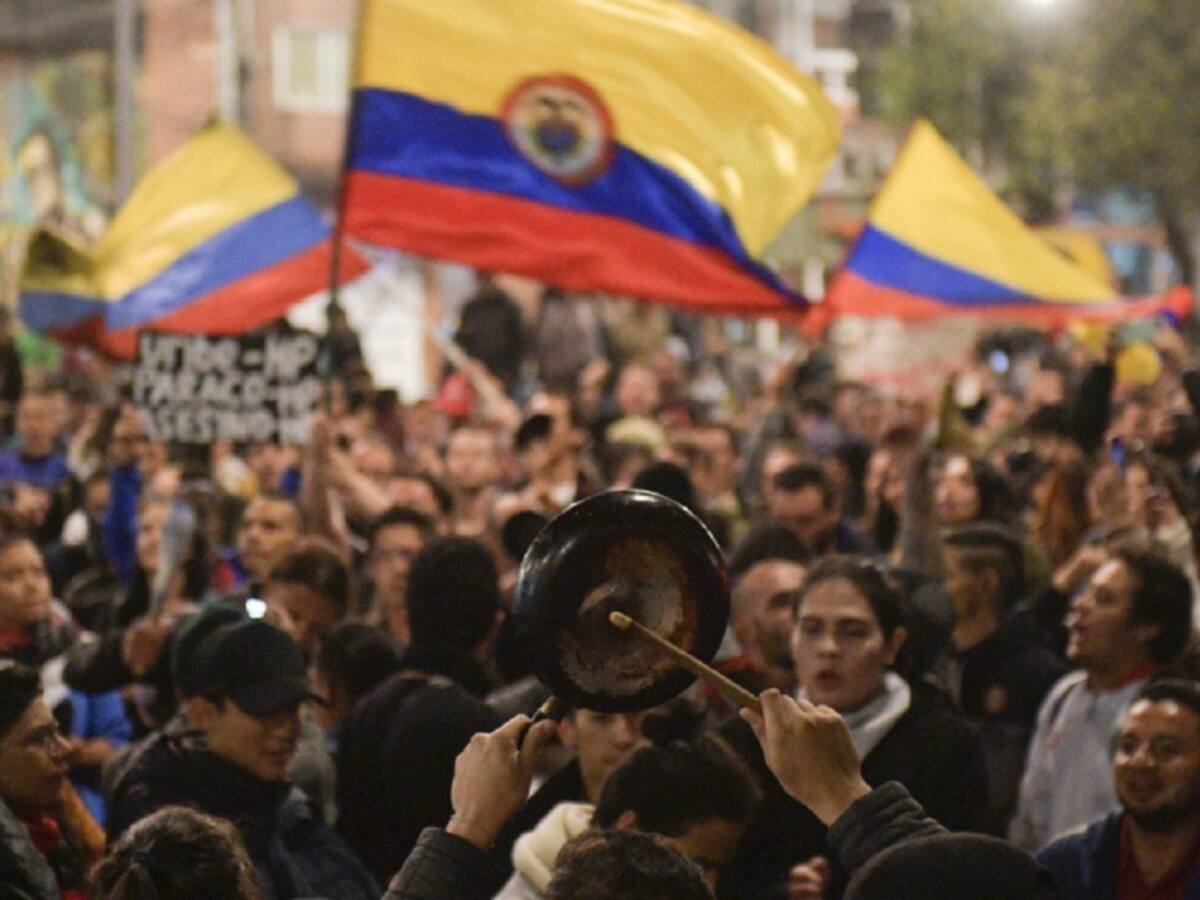 Tumban valla que apoyaba a Álvaro Uribe durante protestas en Puerto Boyacá