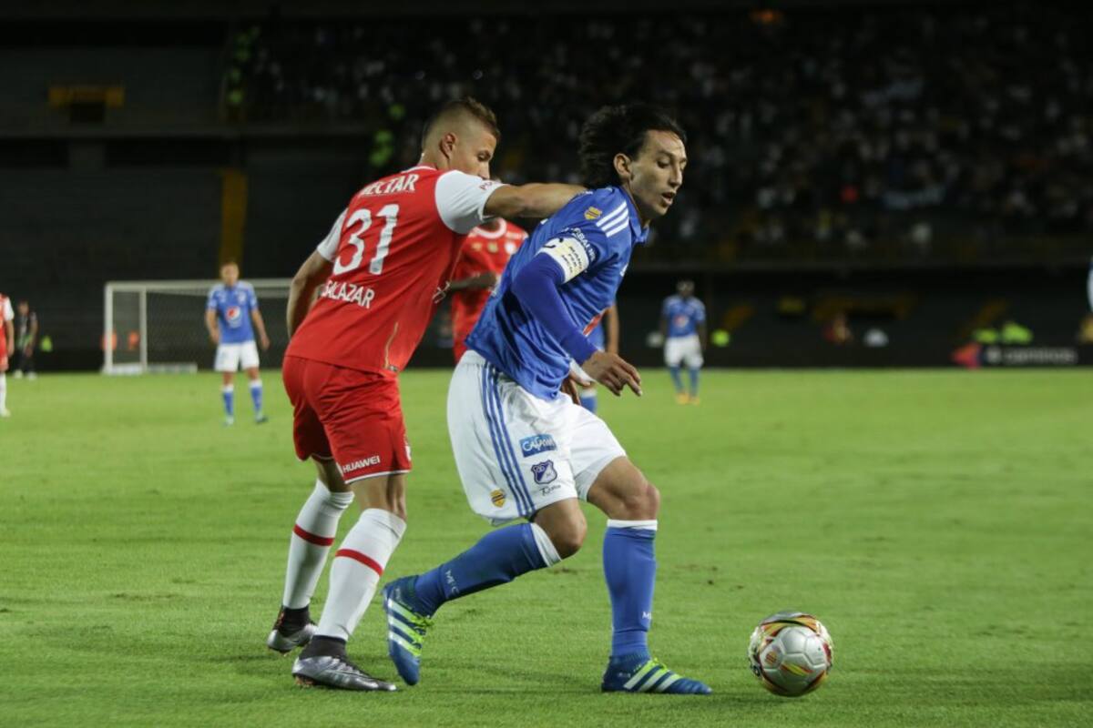 Robayo con la posesión del balón ante la marca de Salazar