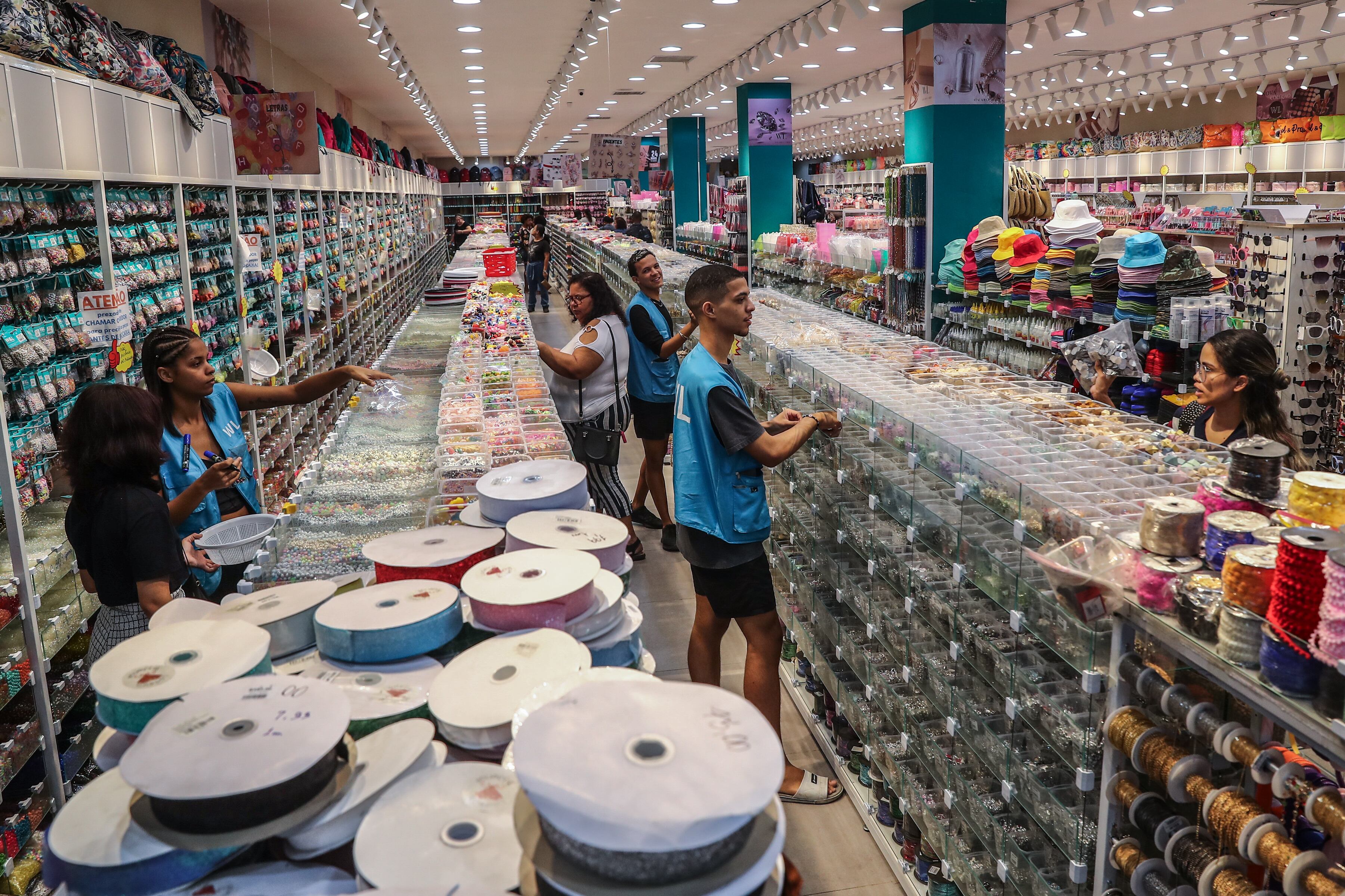 AME1655. RÍO DE JANEIRO (BRASIL), 04/06/2024.- Personas trabajan en una tienda este martes, en el centro de Río de Janeiro (Brasil). El presidente brasileño, Luiz Inácio Lula da Silva, afirmó este martes que el crecimiento del 0,8 % de la economía del país en el primer trimestre del año es "una prueba más" de que su Gobierno está "en el camino correcto". EFE/ André Coelho