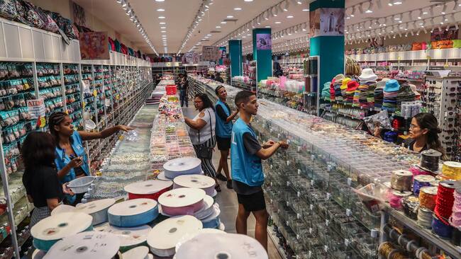 AME1655. RÍO DE JANEIRO (BRASIL), 04/06/2024.- Personas trabajan en una tienda este martes, en el centro de Río de Janeiro (Brasil). El presidente brasileño, Luiz Inácio Lula da Silva, afirmó este martes que el crecimiento del 0,8 % de la economía del país en el primer trimestre del año es "una prueba más" de que su Gobierno está "en el camino correcto". EFE/ André Coelho