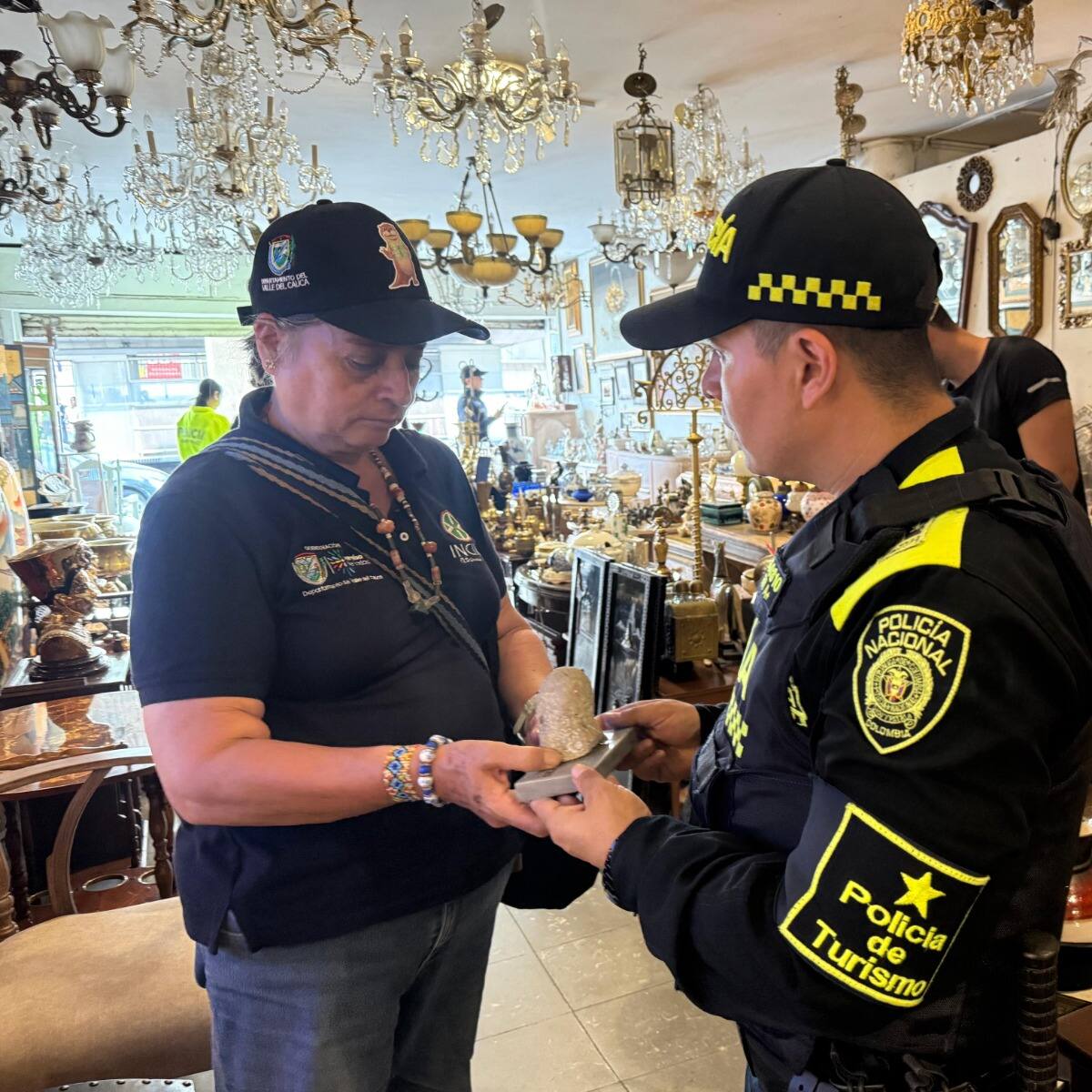 Vendían piezas prehispánicas en Cali: recuperan 34 objetos arqueológicos en locales de antigüedades