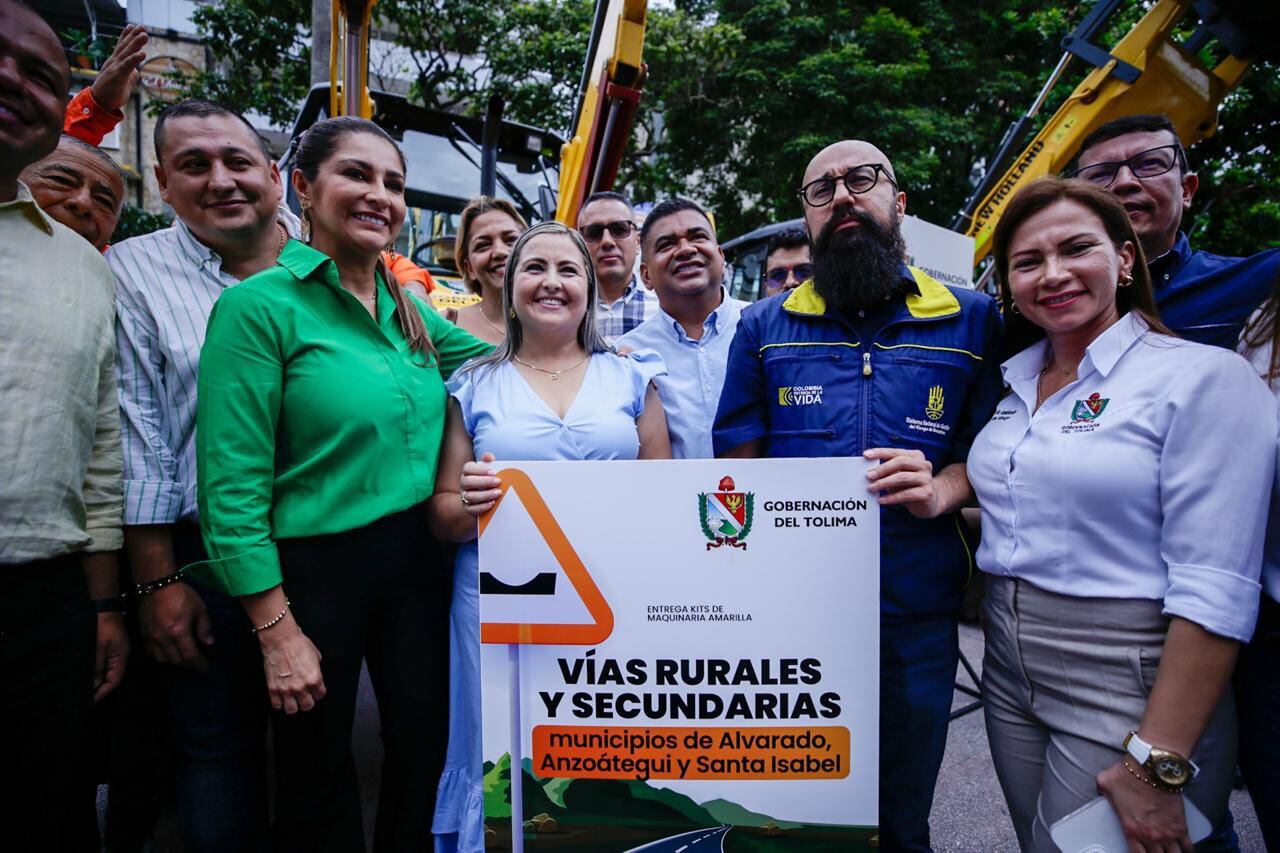 Maquinaria Amarilla entregada a algunos municipios del Tolima