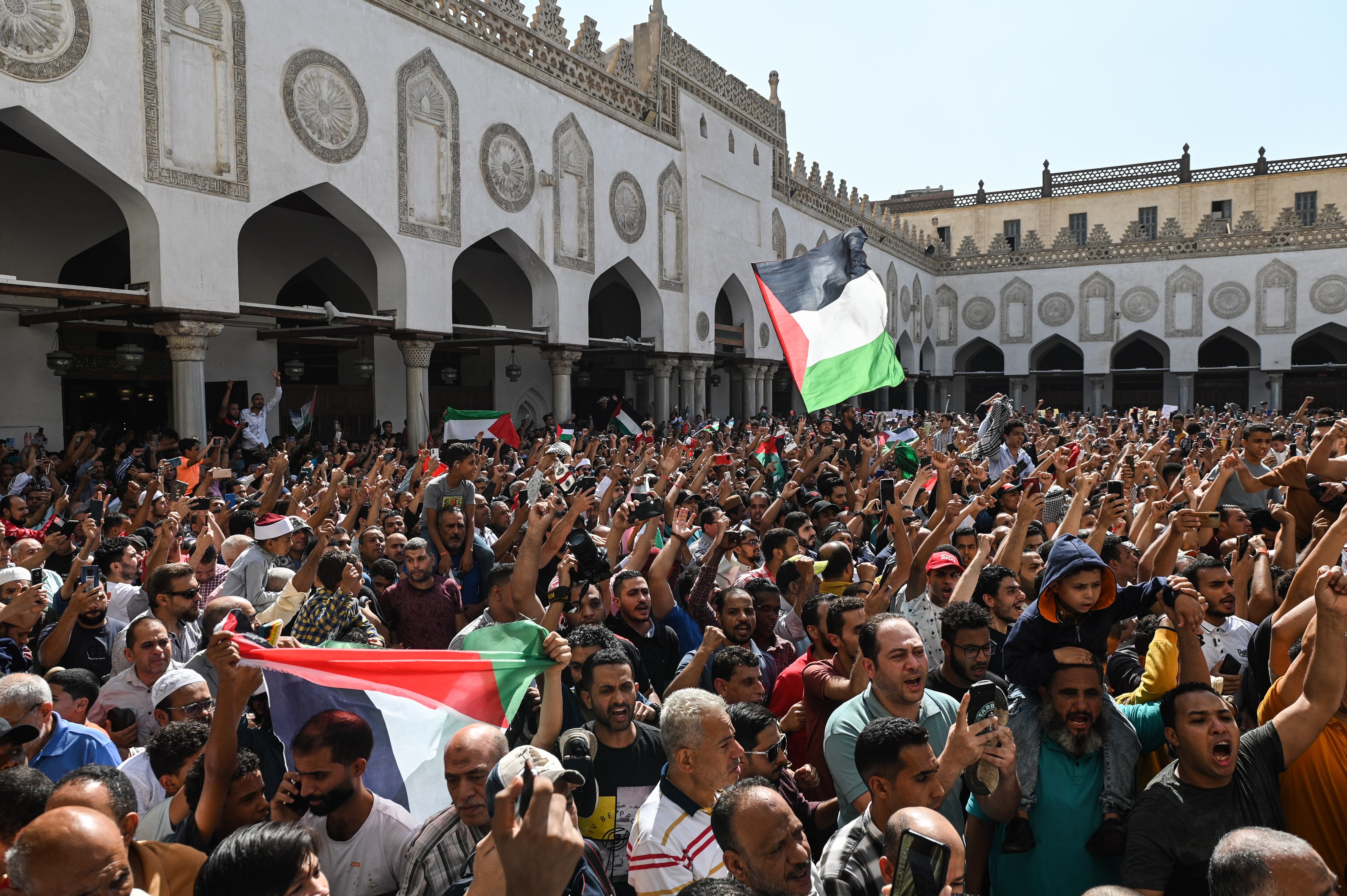 Cairo (Egypt), 20/10/2023.- People shout slogans during a protest in support of the Palestinian people, in downtown Cairo, Egypt, 20 October 2023. Thousands of Israelis and Palestinians have died since the militant group Hamas launched an unprecedented attack on Israel from the Gaza Strip on 07 October 2023, leading to Israeli retaliatory strikes on the Palestinian enclave. (Protestas, Egipto) EFE/EPA/STR