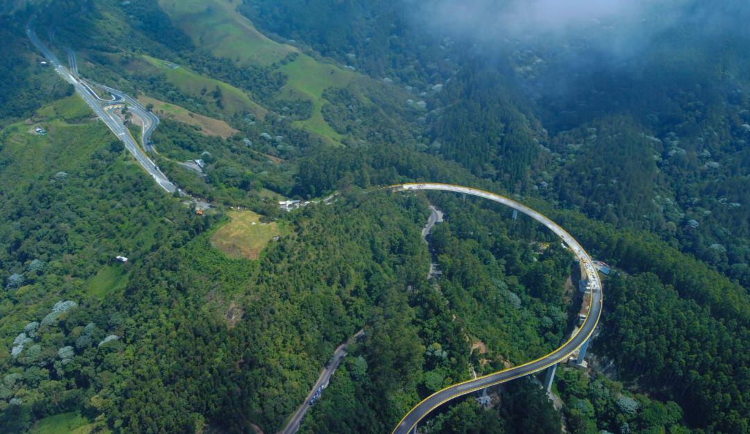 Uno de los puentes de las obras complementarias del cruce de la cordillera central túnel de la línea