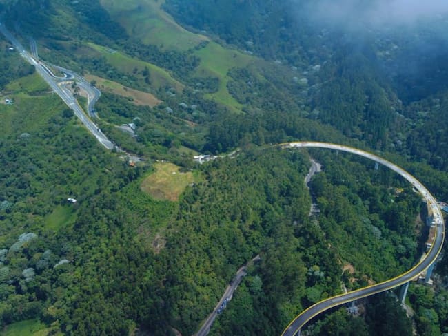 Uno de los puentes de las obras complementarias del cruce de la cordillera central túnel de la línea
