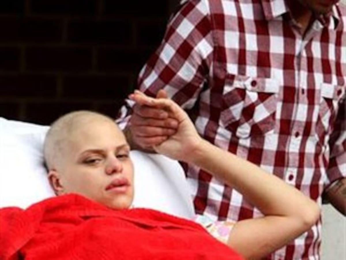 Murió británica que convirtió su propio cáncer en un espectáculo