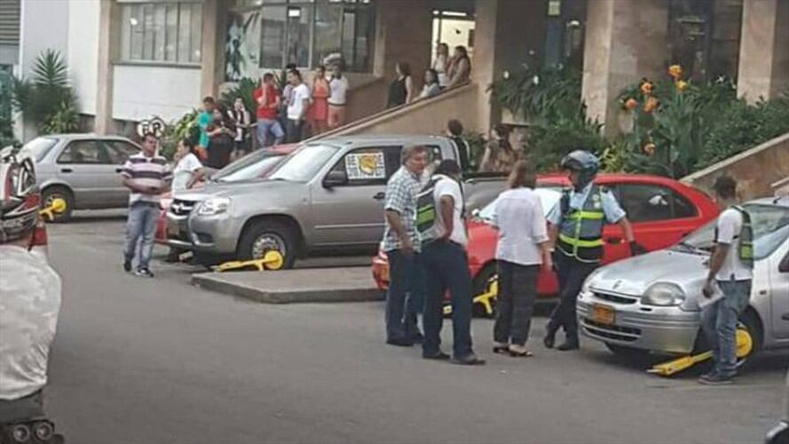Sancionarán alféreces de Bucaramanga por instalar cepos en bahías de parqueo. Foto: Alejandra Rodríguez (W Radio)