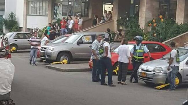 Sancionarán alféreces de Bucaramanga por instalar cepos en bahías de parqueo. Foto: Alejandra Rodríguez (W Radio)