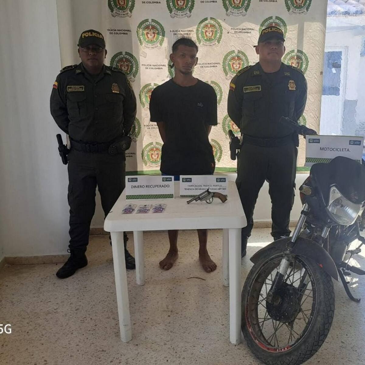 Capturan a dos hombres tras robar dinero a pareja que iba a comprar útiles escolares