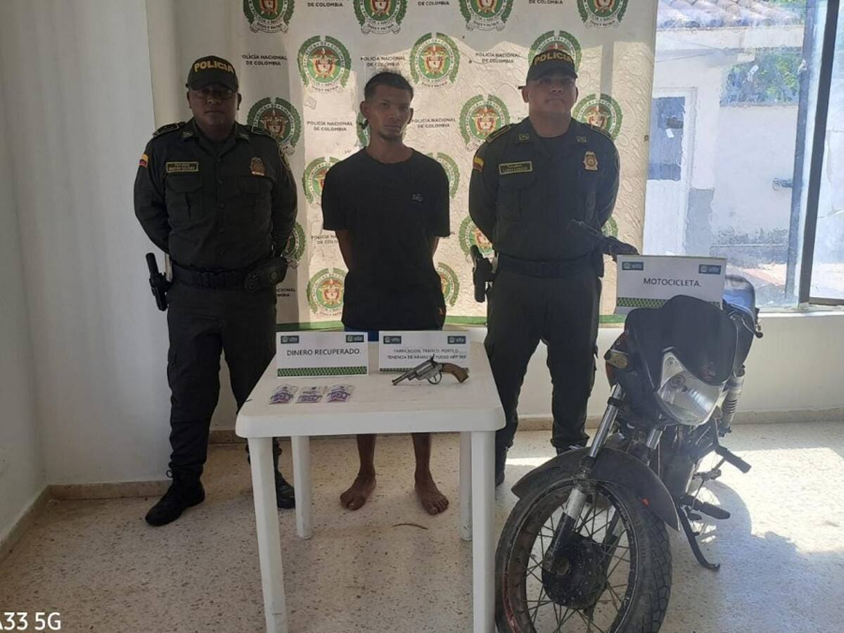 Capturan a dos hombres tras robar dinero a pareja que iba a comprar útiles escolares