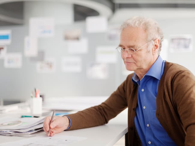 Conozca si una persona pensionada puede seguir trabajando | Getty Images