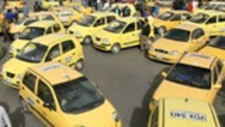 Los taxistas de Bogotá esperan respuesta de la Alcaldía Distrital sobre la autorización de la prima navideña y la eventual alza de tarifas