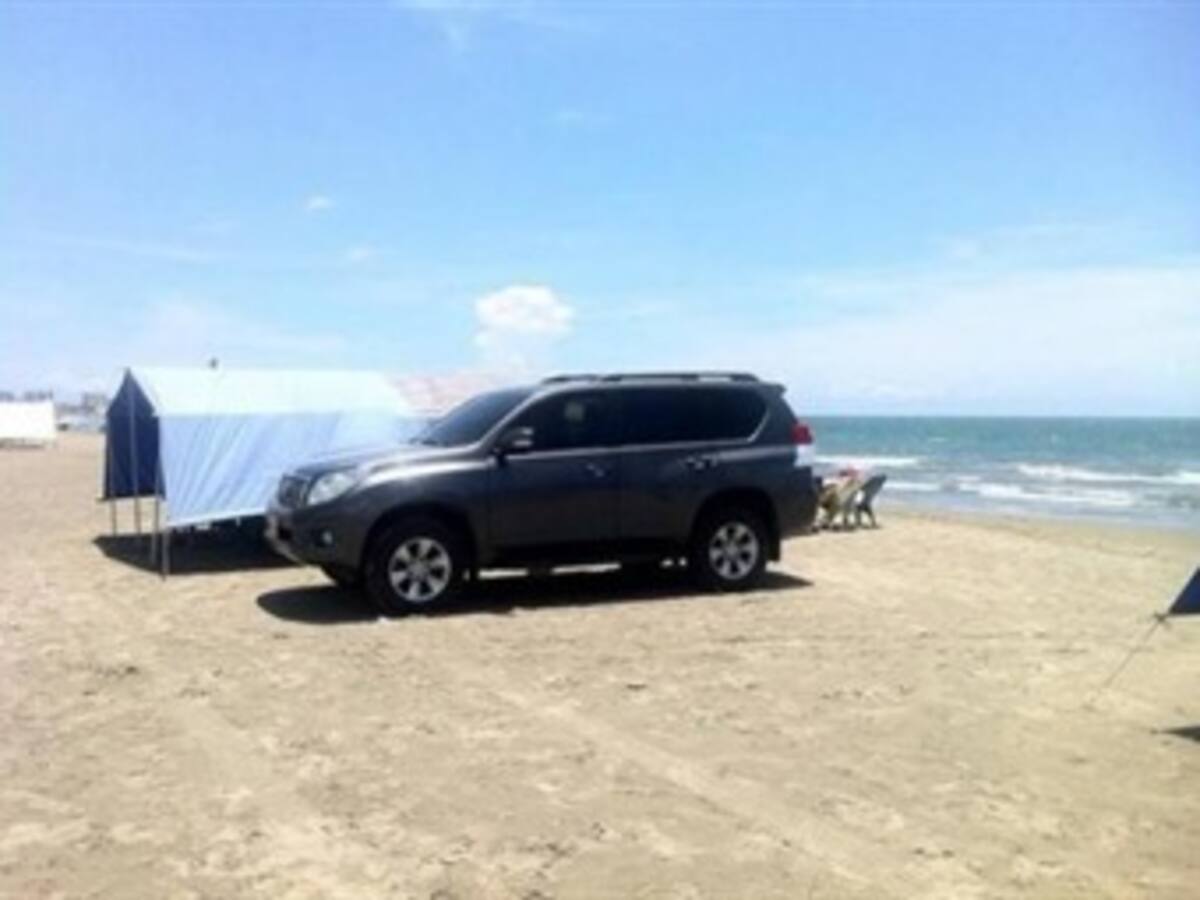 Apartan del cargo a escolta que metió camioneta de congresista a la playa