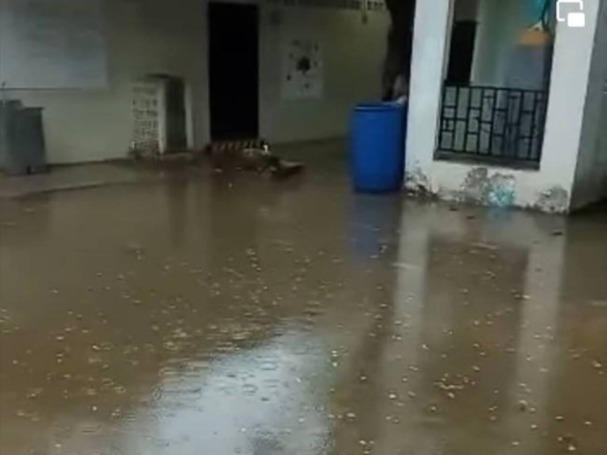 Varios colegios resultaron inundados por un fuerte aguacero en La Dorada, Caldas