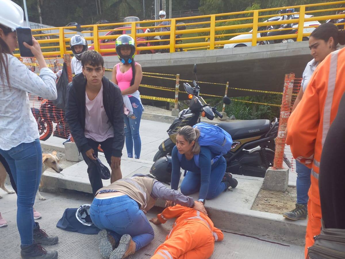 Una reguladora de tránsito fue atropellada por una moto en Los Cedros, Manizales