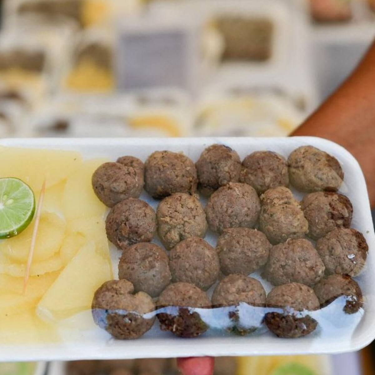 Corte de carne y animal para preparar la butifarra costeña: plato tradicional del Caribe colombiano