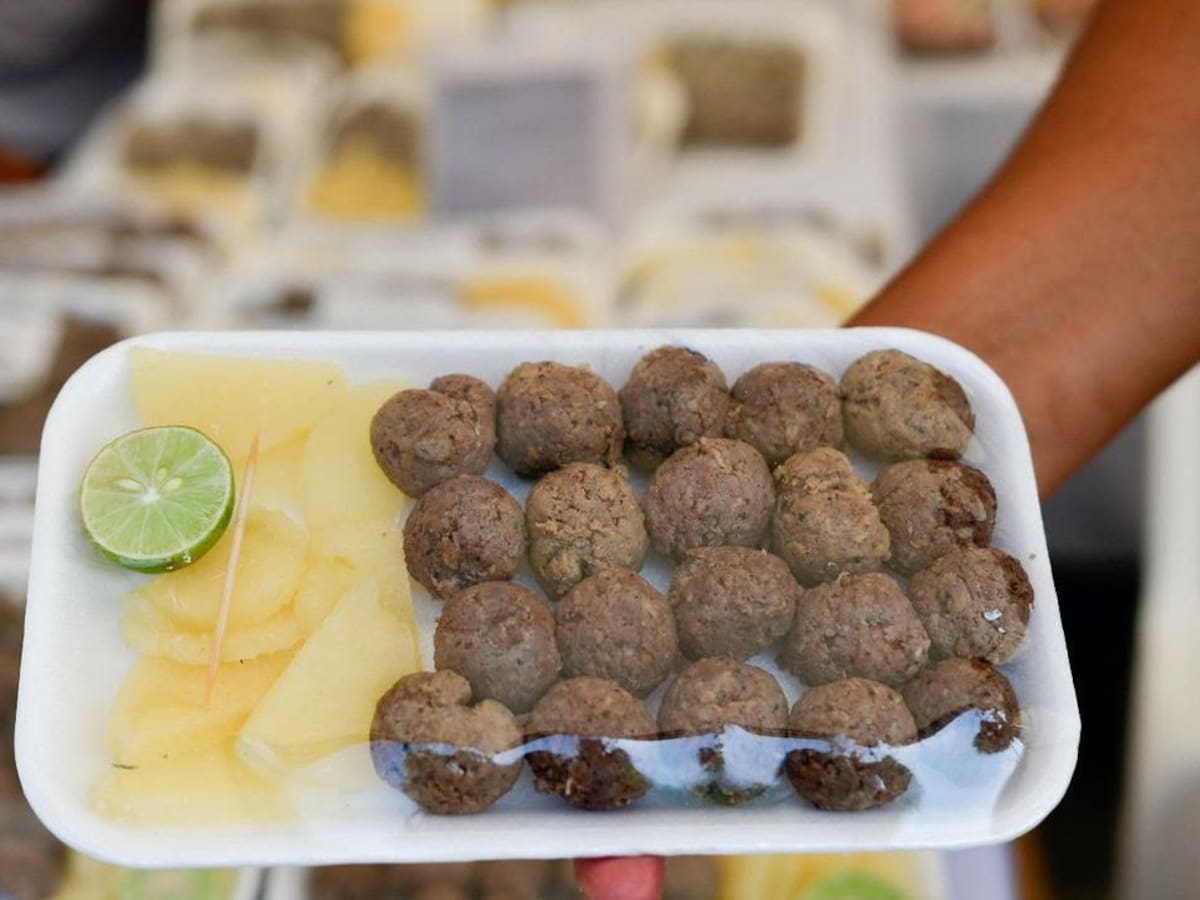 Corte de carne y animal para preparar la butifarra costeña: plato tradicional del Caribe colombiano