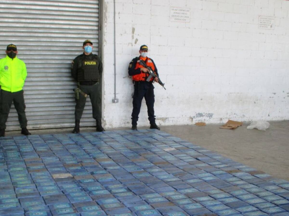 Agentes antidrogas confiscan media tonelada de cocaína en puerto samario