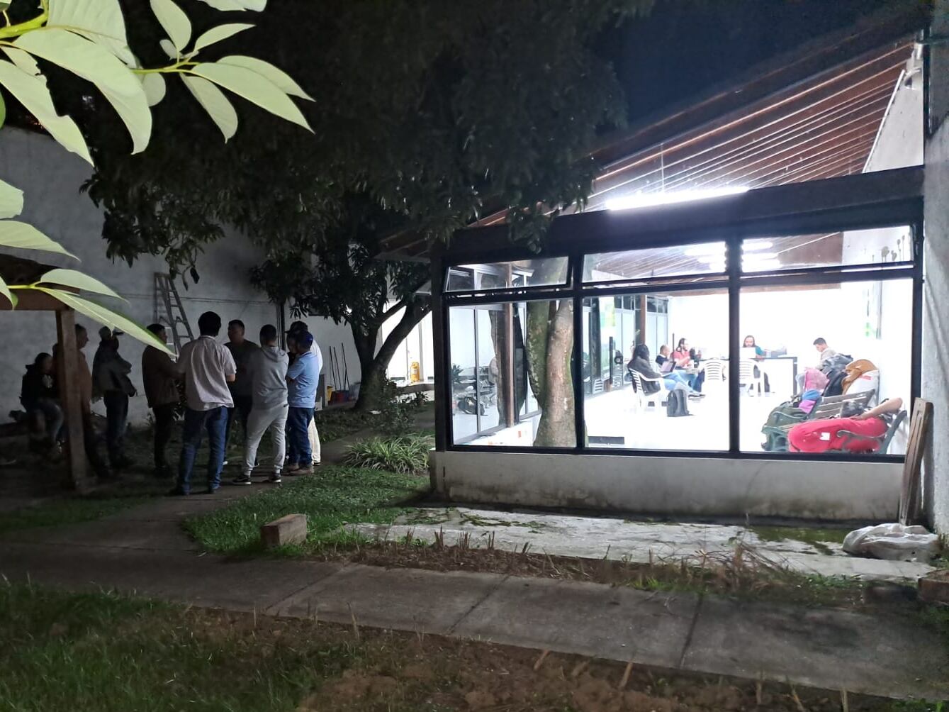 Protesta en Agencia Nacional de Tierras en Medellín- foto cortesía para Caracol Radio