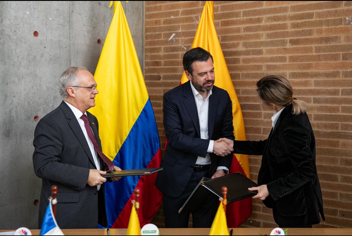 Bogotá firmó con Francia un memorando de entendimiento: negociaron crédito por 150 millones de euros. Foto: Alcaldía de Bogotá.