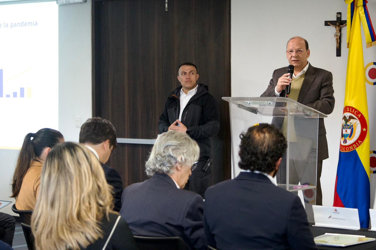 Ministro de Hacienda, Germán Ávila, en la Contraloría. Crédito: Contraloría