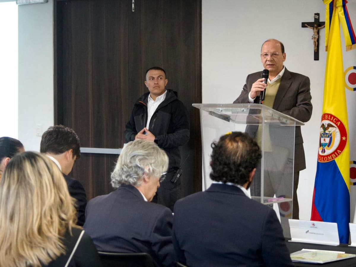 MinHacienda pide a Contraloría revisar impacto de tasas de Banrep en la deuda: “subió $1,8 billones”