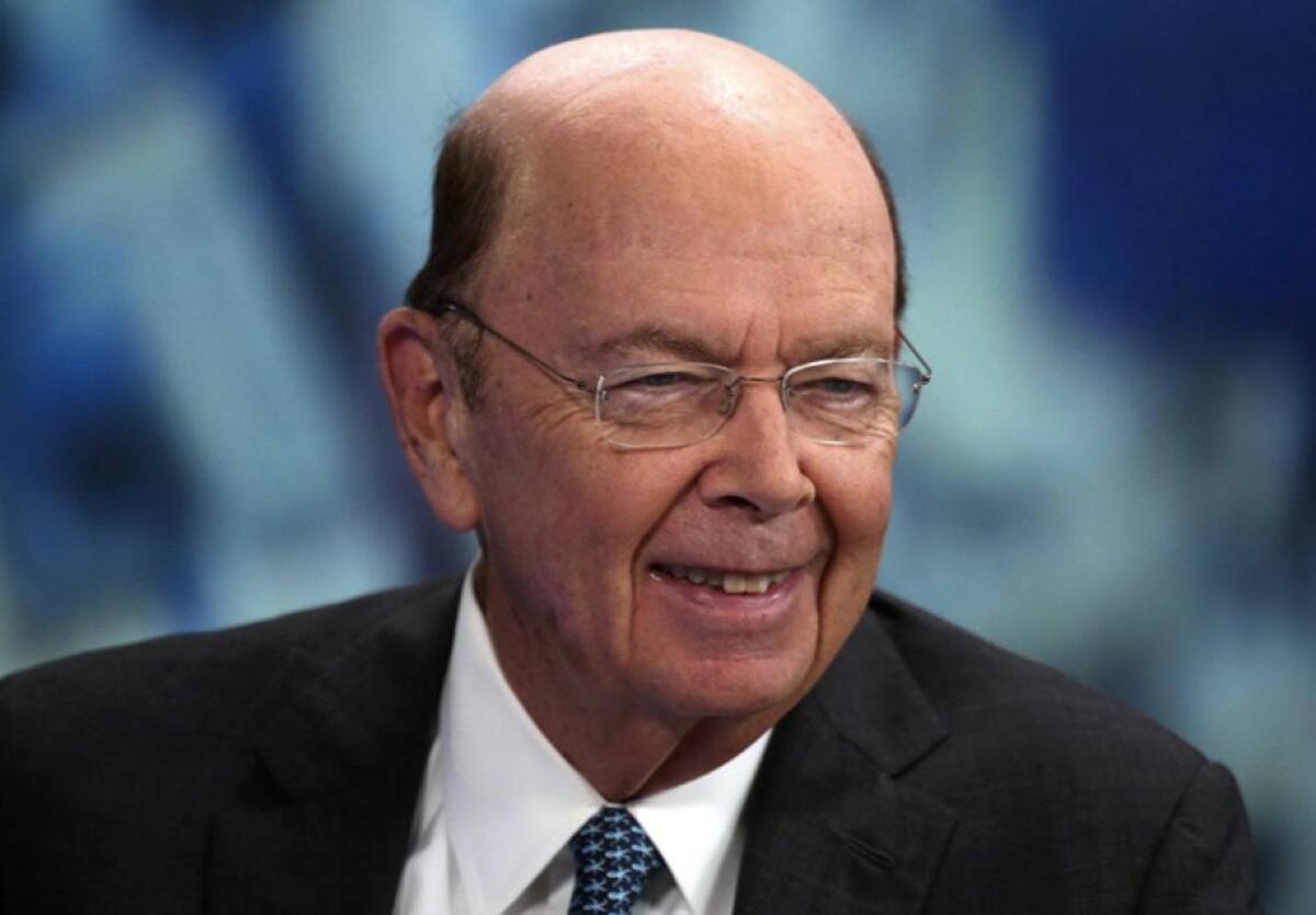 EL rey de la bancarrota al frente de Comercio: Wilbur Ross, de 79 años, es un inversionista multimillonario. Ross es conocido por comprar empresas de acero y del carbón y revenderlas para obtener ganancias múltiples. Ross tiene tanta mala fama que lo llaman "el rey de las bancarrotas".