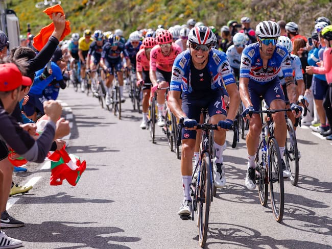 El pelotón de ciclistas durante la vigésima y penúltima etapa de la 79 Vuelta a España, - EFE/ Javier Lizón