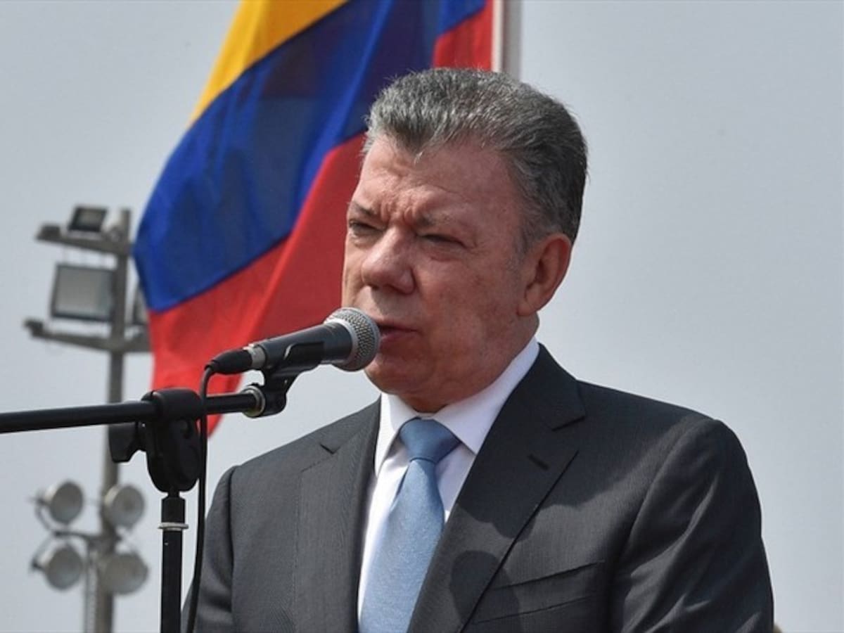 Santos llega a París para protocolizar ingreso de Colombia a la OCDE