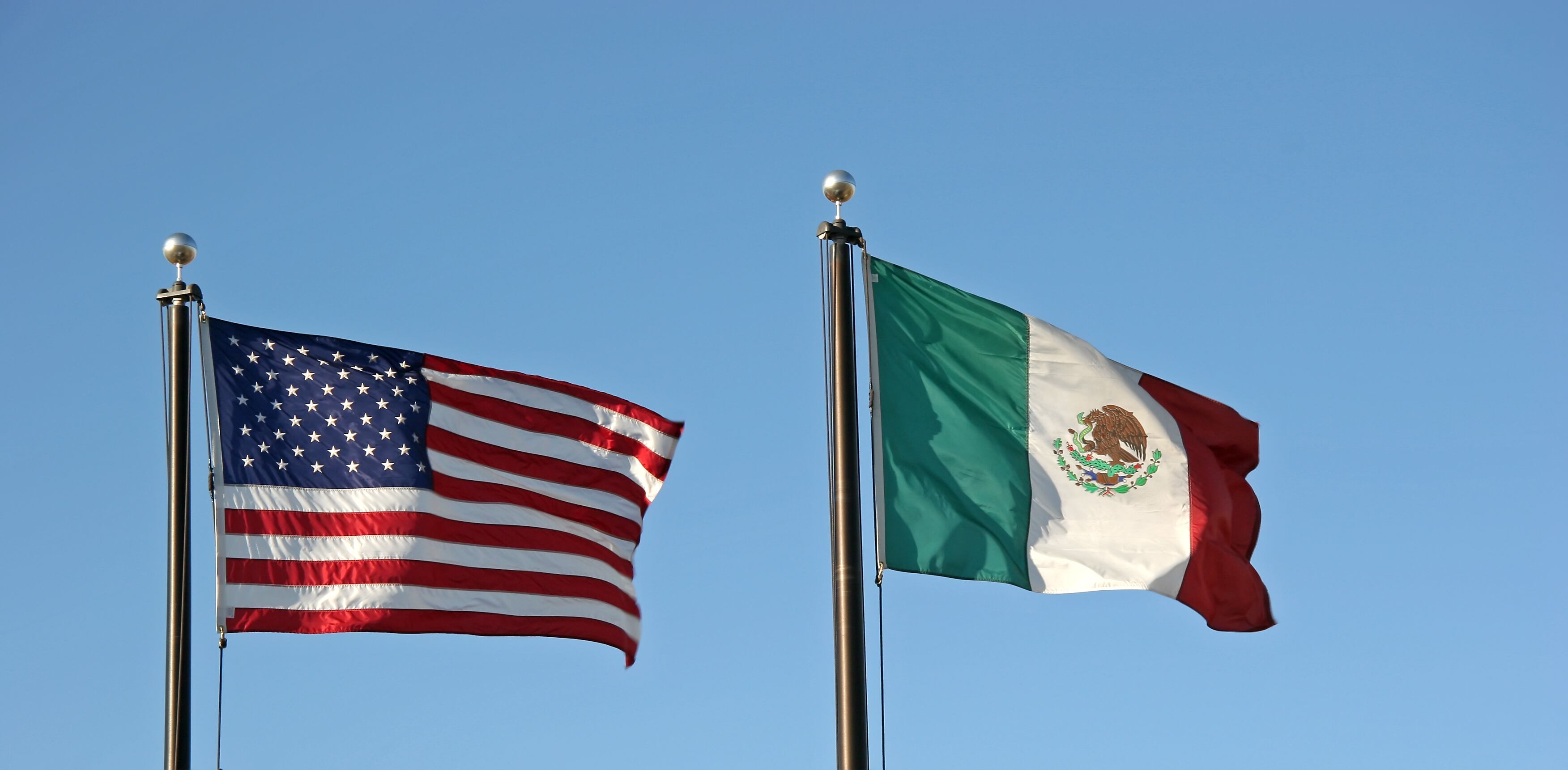Banderas de Estados Unidos y México. FOTO: Getty Images.