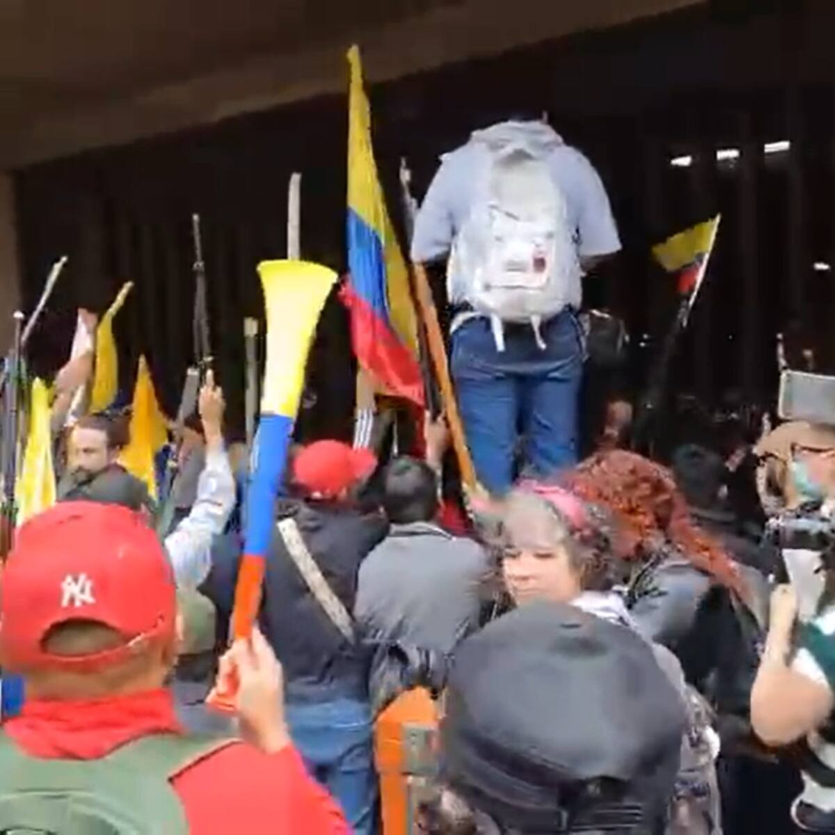 Miembros de la Guardia Indígena y manifestantes bloquean la entrada del Palacio de Justicia