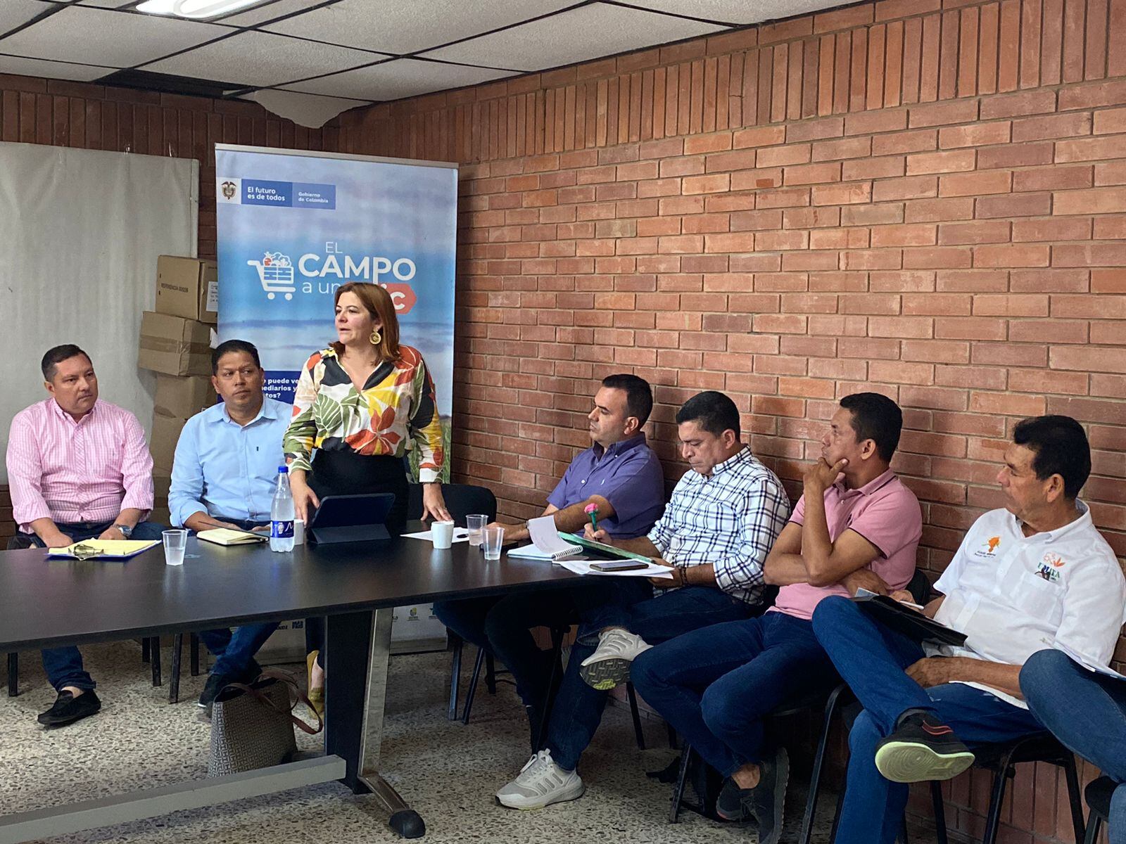 De pie, la viceministra de Asuntos Agropecuarios, Aura María Duarte, en una reunión con productores de yuca.