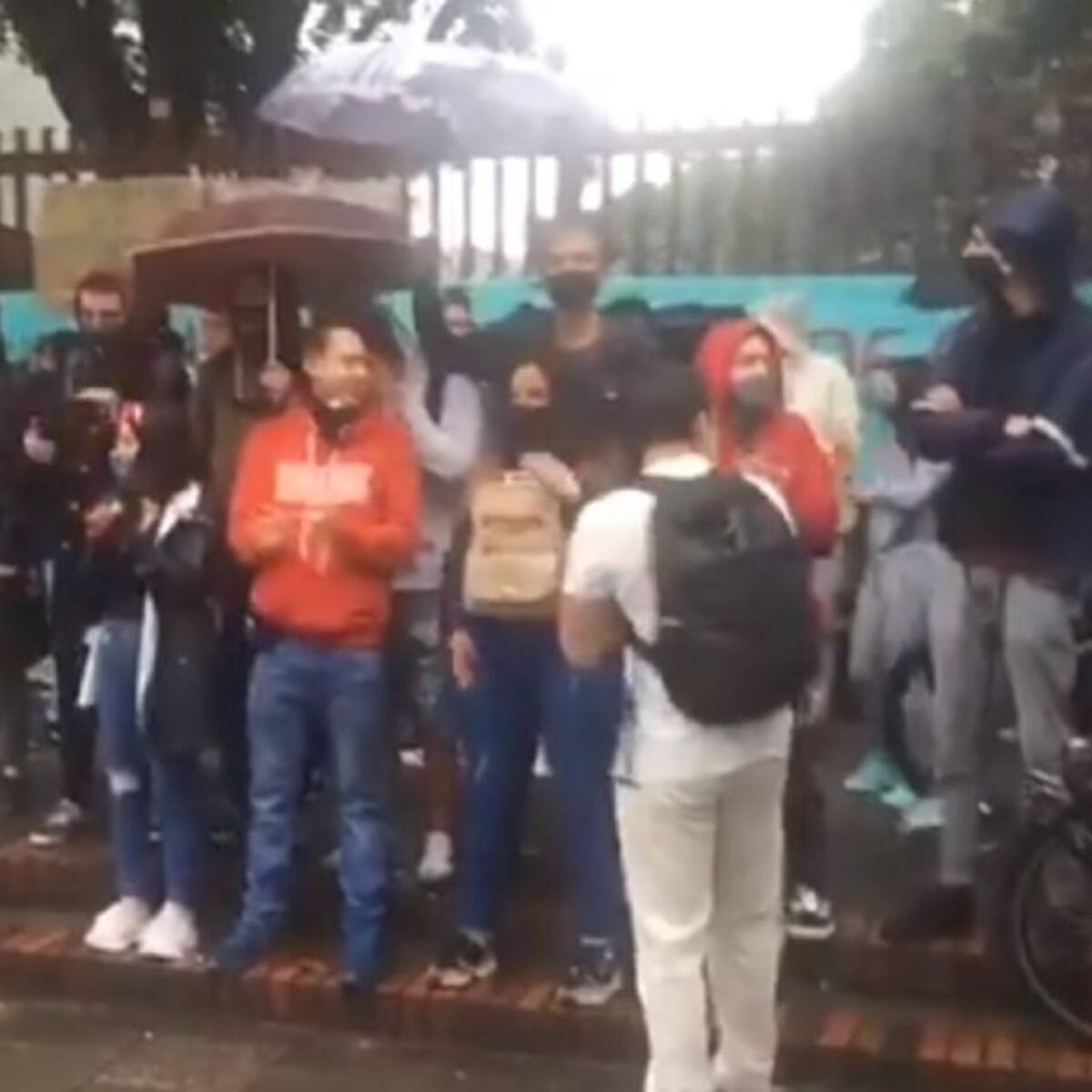 "En vez de pagarle los viajes a Barbosa, páguenos la matricula": Estudiante
