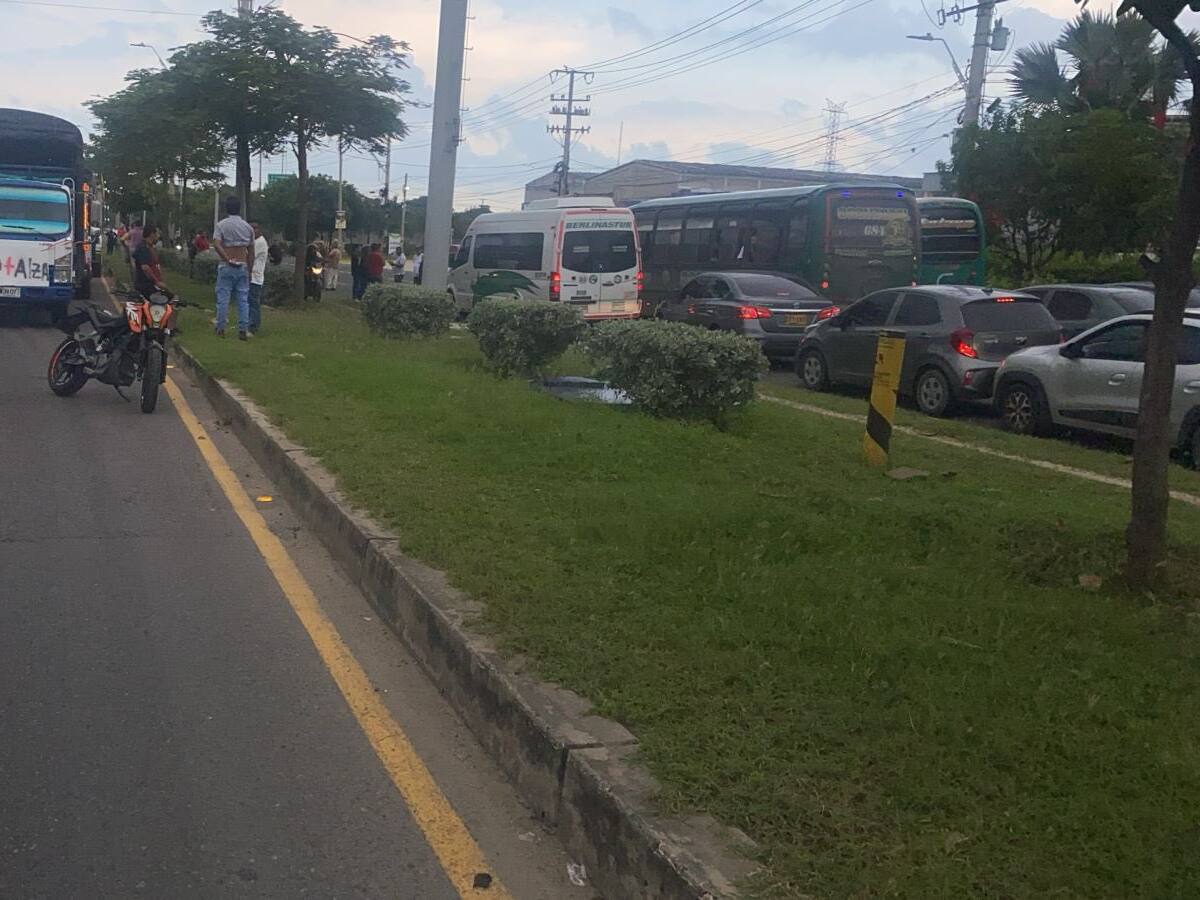 Camioneros realizan plan tortuga en La Circunvalar, en Barranquilla