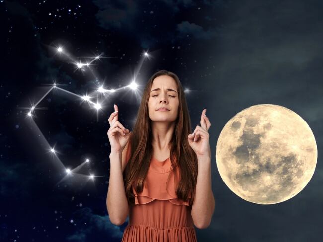 Imagen de referencia // Sagitario // Luna // mujer con los dedos cruzados
