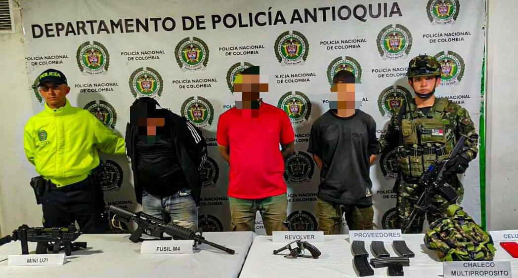 Capturados por extorsionar campesinos en Salgar, Antioquia- foto Cuarta Brigada