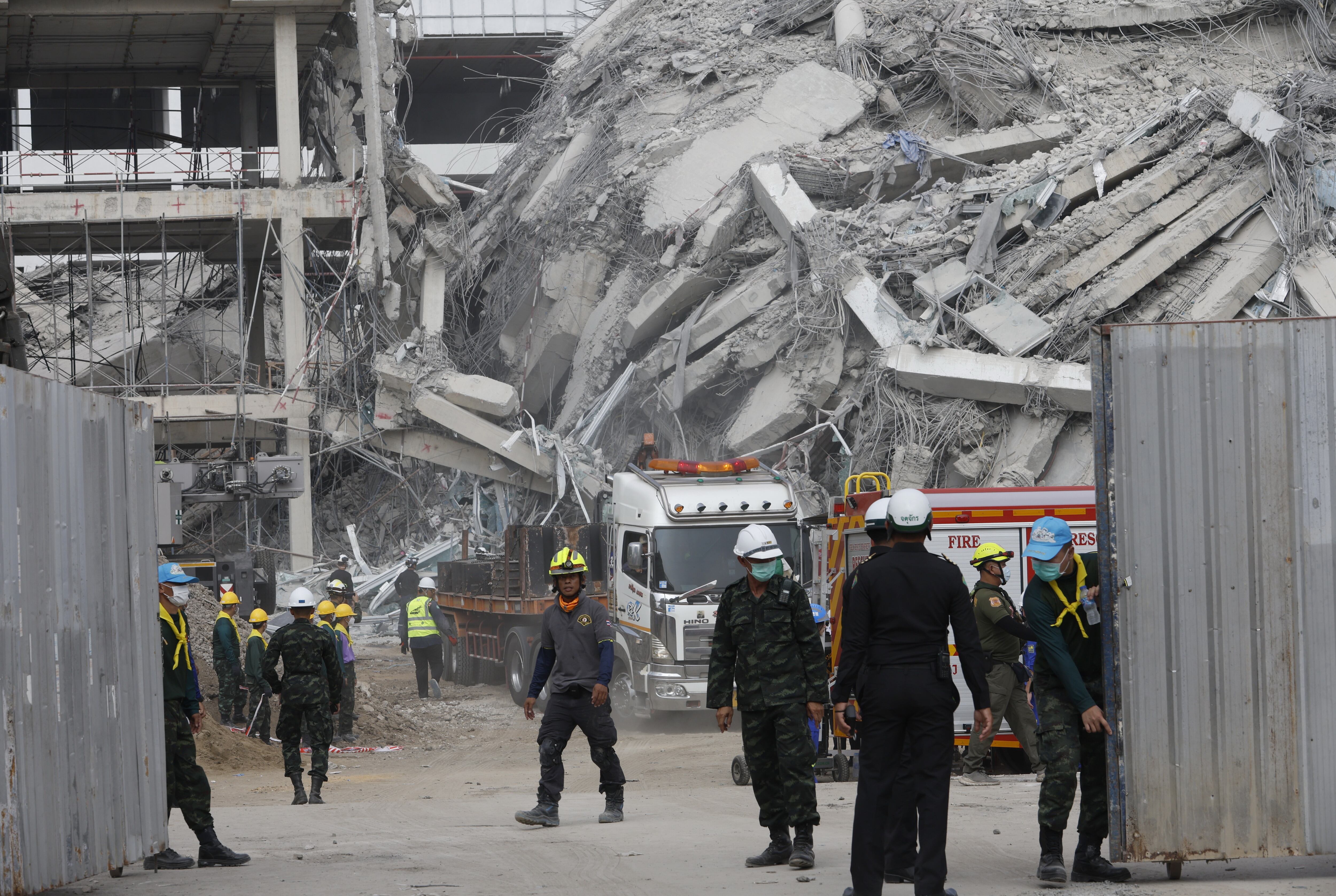 BANGKOK (Thailand), 29/03/2025.- Rescue workers conduct search operations for survivors at the site of a collapsed building following an earthquake in Bangkok, Thailand, 29 March 2025. According to the National Institute for Emergency Medicine, 70 construction workers are missing at the site following a 7.7-magnitude earthquake that struck Myanmar and caused tremors in neighboring Thailand. (Terremoto/sismo, Birmania, Tailandia) EFE/EPA/RUNGROJ YONGRIT