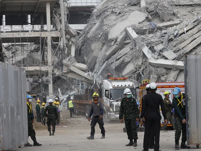 BANGKOK (Thailand), 29/03/2025.- Rescue workers conduct search operations for survivors at the site of a collapsed building following an earthquake in Bangkok, Thailand, 29 March 2025. According to the National Institute for Emergency Medicine, 70 construction workers are missing at the site following a 7.7-magnitude earthquake that struck Myanmar and caused tremors in neighboring Thailand. (Terremoto/sismo, Birmania, Tailandia) EFE/EPA/RUNGROJ YONGRIT